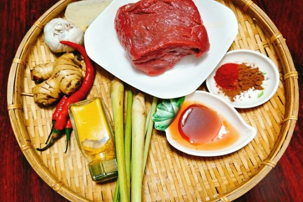 Các loại gia vị và thịt bò chuẩn bị ướp cho món bò khô sợi