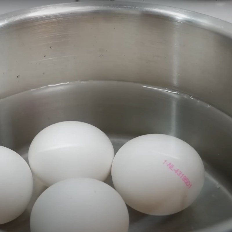 Các loại hải sản và rau củ đã sơ chế như mực, cá, cà rốt để chuẩn bị nấu bánh canh phồng tôm