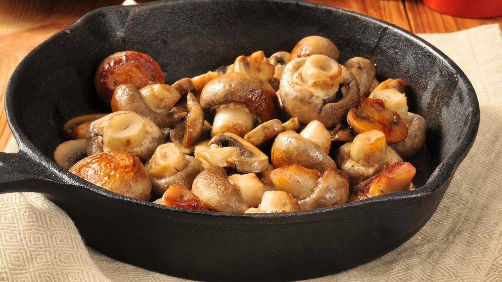 Các loại nấm tươi được xào thơm để thêm vào cháo gà