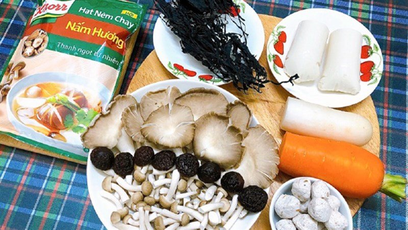 Các loại nấm và rau củ chuẩn bị cho canh nấm chay tứ sắc
