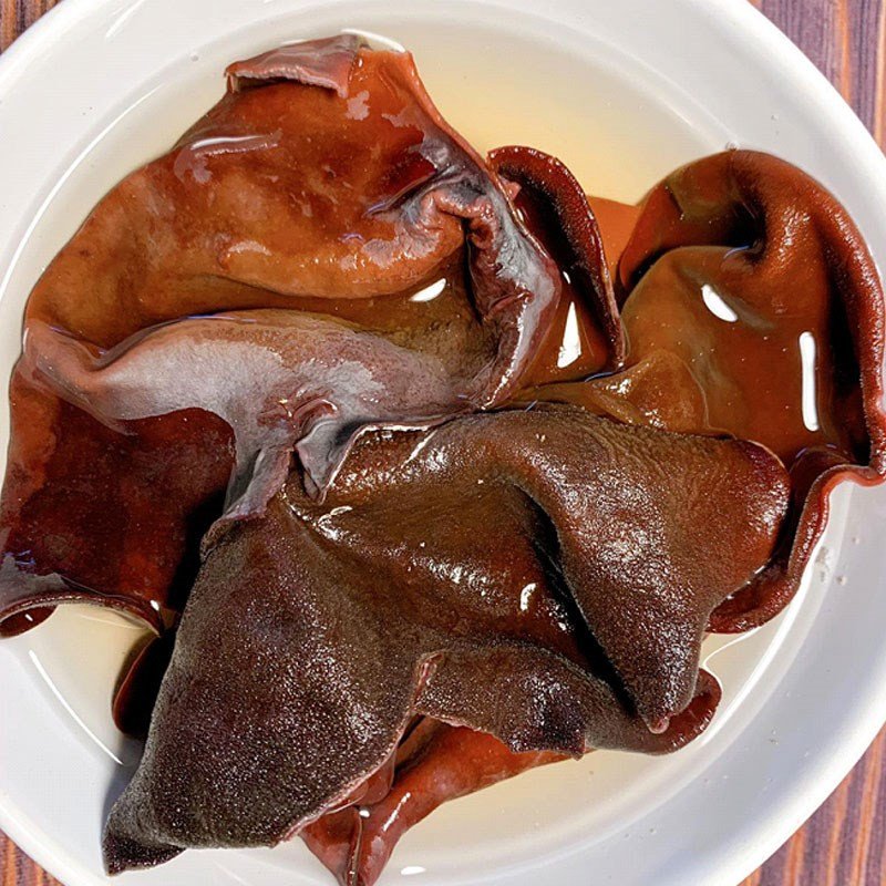 Các loại nấm và rau củ đã được sơ chế sạch sẽ chuẩn bị cho món cháo nấm chay