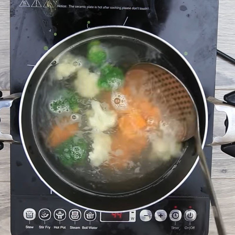 Các loại rau củ đang được nấu chín trong nước dùng