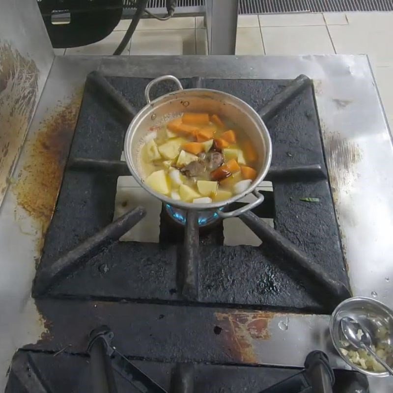 Các loại rau củ được cho vào nồi hầm cùng thịt trâu