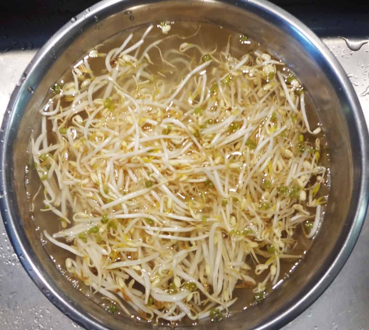 Các loại rau củ như cà rốt, hành tây đã thái sợi sẵn sàng xào miến lòng gà