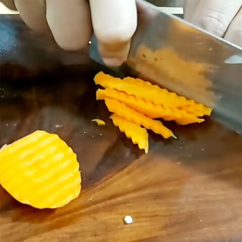 Các loại rau củ như cà rốt, hành tây, ớt sừng, cần tây và tỏi tây đã được sơ chế sạch sẽ để chuẩn bị xào