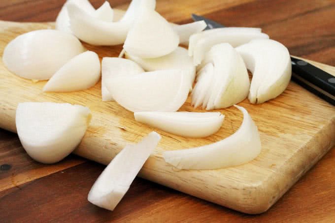 Các loại rau củ như hành tây, cà chua, cần tây đã được thái sẵn cho món mực xào