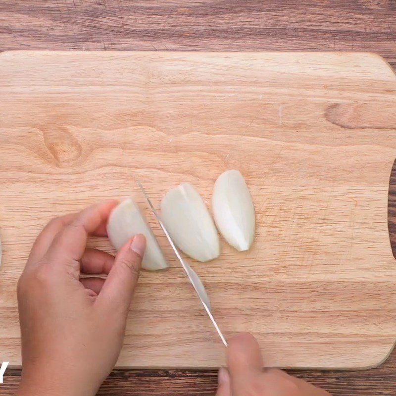 Các loại rau củ như khoai tây, cà rốt, hành tây đã được sơ chế và cắt miếng