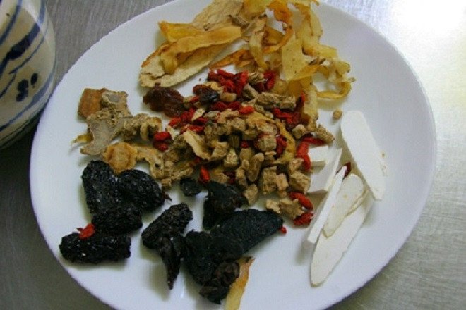 Các loại rau củ và nấm đông cô chuẩn bị cho cách nấu vịt tiềm miền Tây đậm đà