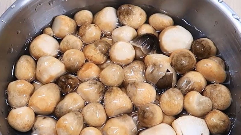 Các loại rau xanh tươi ngon ăn kèm lẩu lòng bò đã được rửa sạch sẽ