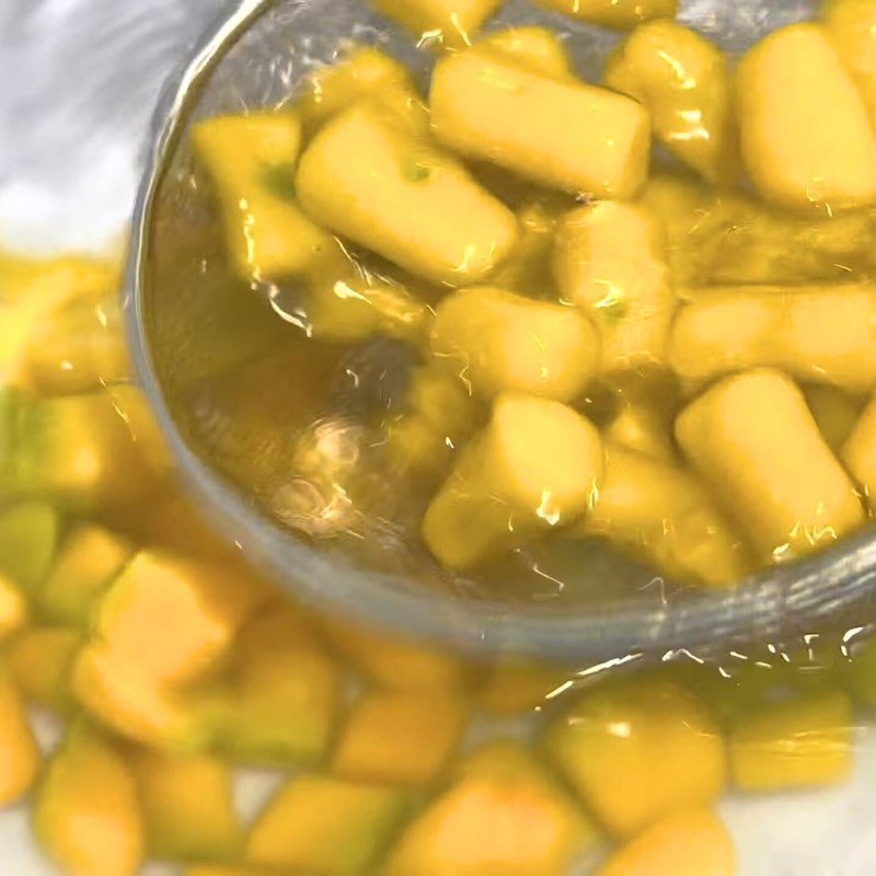 Các loại viên khoai dẻo sau khi luộc trong nước đá