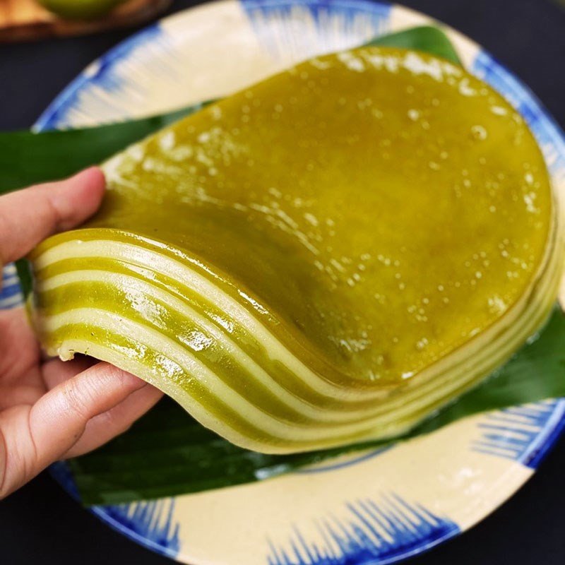 Các lớp bánh da lợn đậu xanh và lá dứa được hấp xen kẽ