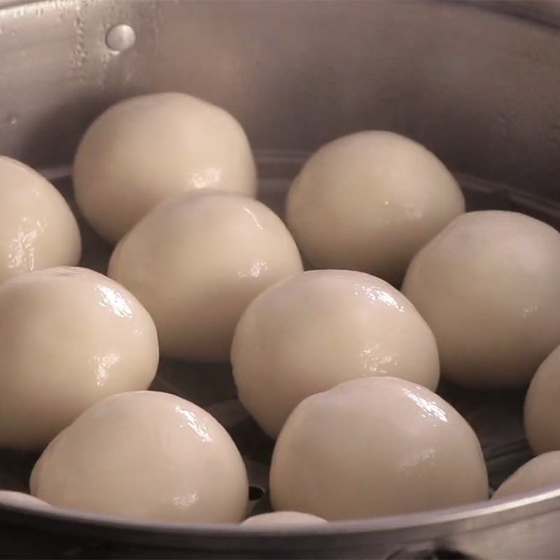 Các mẻ bánh giầy nhân đậu xanh đang được hấp chín