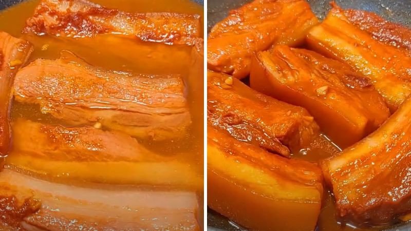 Các miếng thịt đang được khìa trên chảo cùng nước sốt