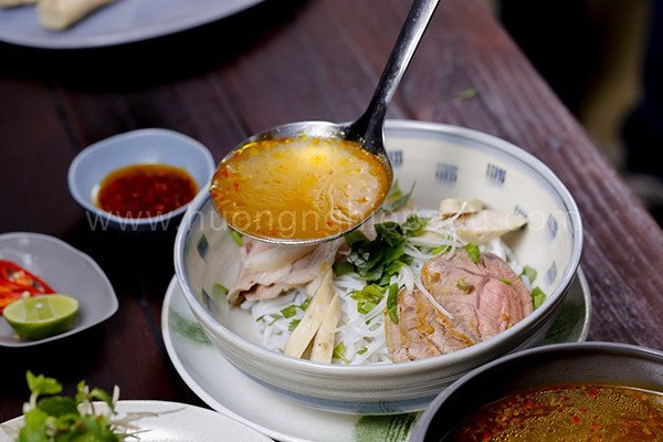 Các nguyên liệu cho vào tô bún bò ngon