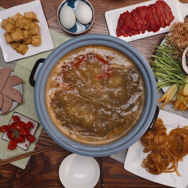 Các nguyên liệu đã hòa quyện trong nồi lẩu riêu cua đồng