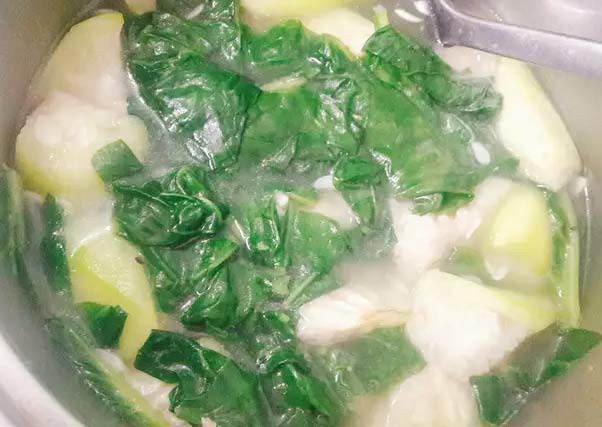 Các nguyên liệu đang được xào nấu, chuẩn bị hoàn thành nồi canh rau mồng tơi mướp hương thơm lừng