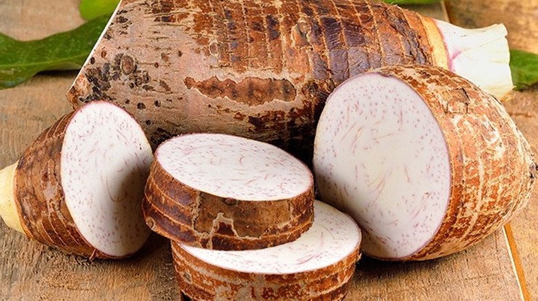 Các nguyên liệu để chuẩn bị món chè khoai môn bột sắn dây