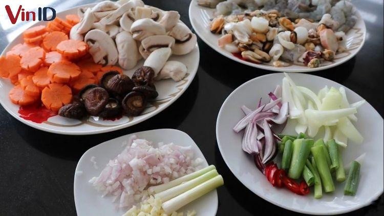 Các nguyên liệu để làm món bún xào giòn sốt hải sản