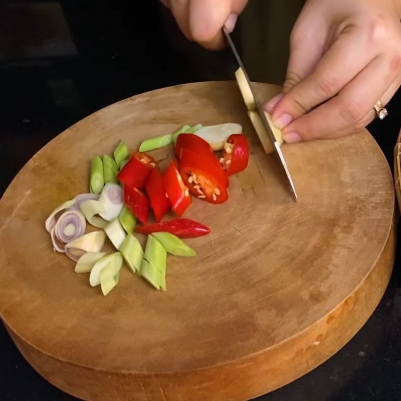 Các nguyên liệu gia vị được xay nhuyễn để ướp thịt lợn khô
