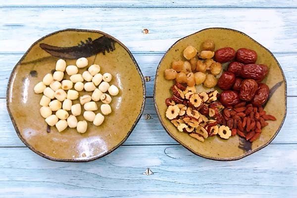 Các nguyên liệu khô như kỷ tử, long nhãn, táo đỏ không cần ngâm, chỉ rửa sạch trước khi nấu chè dưỡng nhan.