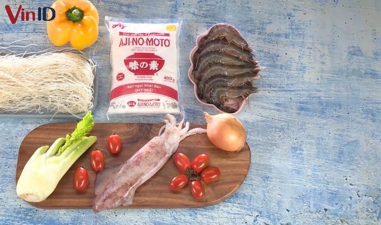 Các nguyên liệu làm món bún gạo xào hải sản.