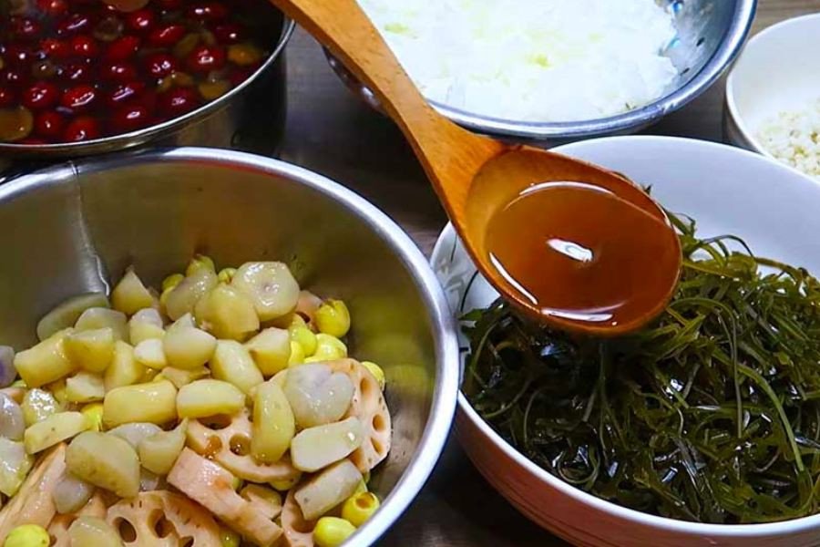 Các nguyên liệu như hạt bo bo, củ sen, hạt sen đang được ướp với nước đường