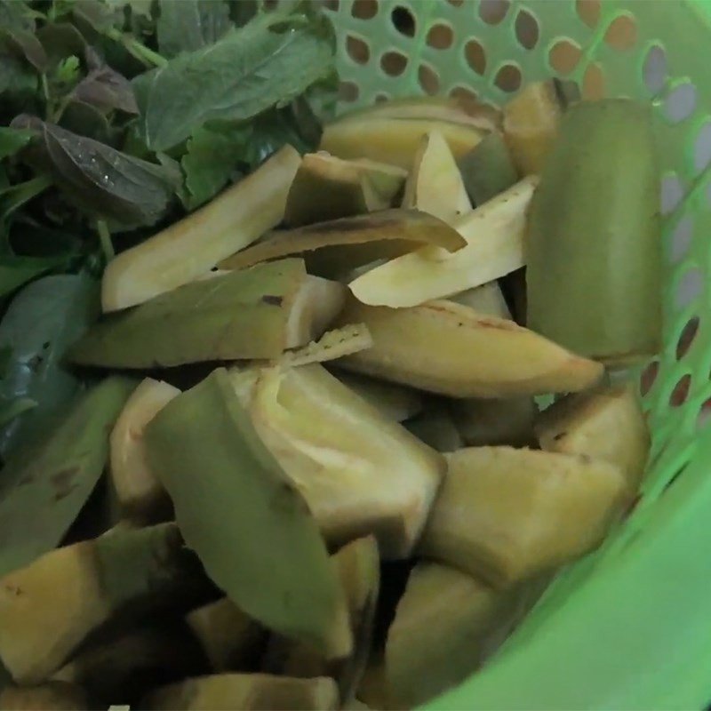 Các nguyên liệu phụ trợ như chuối xanh và đậu phụ được sơ chế