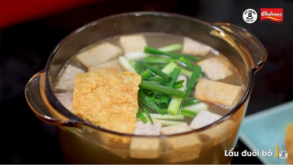 Các nguyên liệu rau xanh tươi được bày trí đẹp mắt để nhúng lẩu