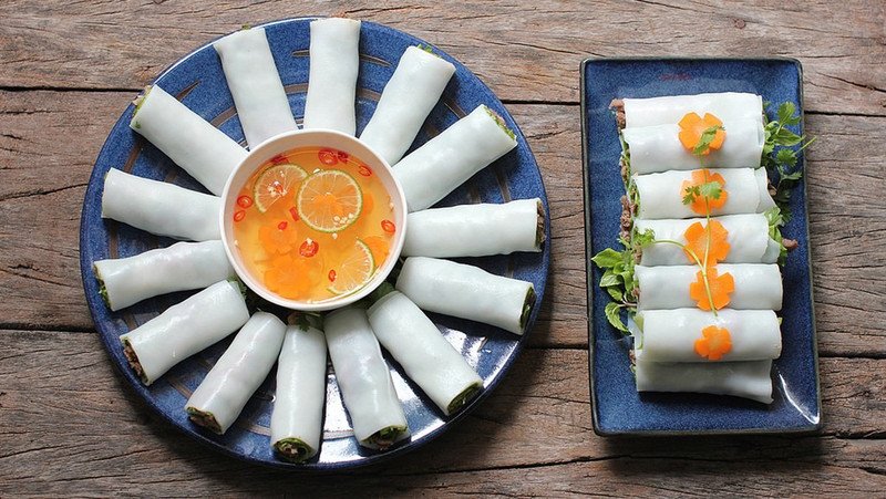 Các nguyên liệu tươi ngon bao gồm bánh phở tươi, rau xà lách và thịt bò thái lát, chuẩn bị cho món phở cuốn giàu dinh dưỡng.