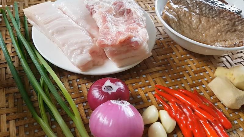 Các nguyên liệu tươi ngon cần thiết để làm món mắm cá lóc chưng thịt ba rọi