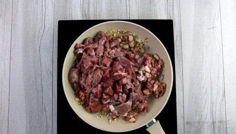 Các nguyên liệu tươi ngon chuẩn bị cho cách làm pate thịt lợn đơn giản tại nhà