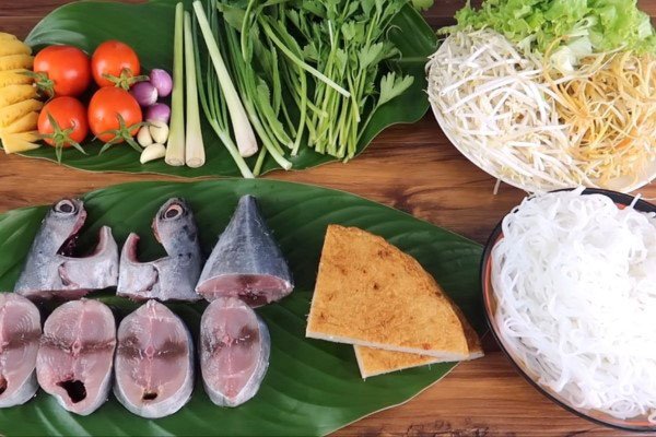 Các nguyên liệu tươi ngon chuẩn bị cho cách nấu bún cá ngừ không tanh