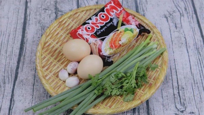 Các nguyên liệu tươi ngon chuẩn bị cho cách xào mì gói trứng ốp la