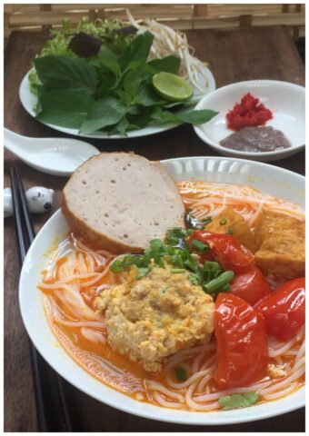 Các nguyên liệu tươi ngon chuẩn bị cho món bún riêu tôm tươi thịt.