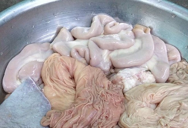 Các nguyên liệu tươi ngon chuẩn bị cho món lẩu lòng bò tại nhà