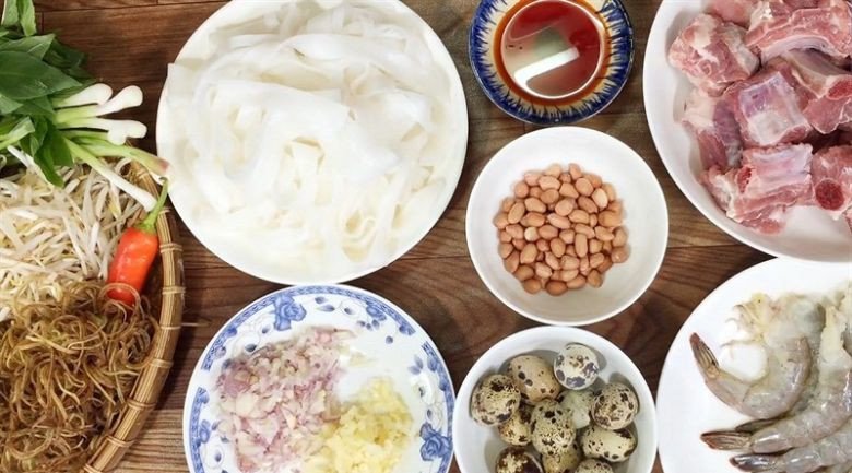 Các nguyên liệu tươi ngon chuẩn bị cho món mì Quảng sườn, bao gồm sườn non, tôm, trứng cút, sợi mì Quảng, rau sống và gia vị.