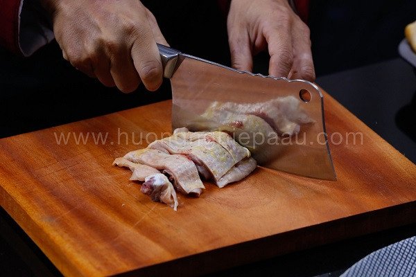 Các nguyên liệu tươi ngon để chế biến món canh gà lá giang.