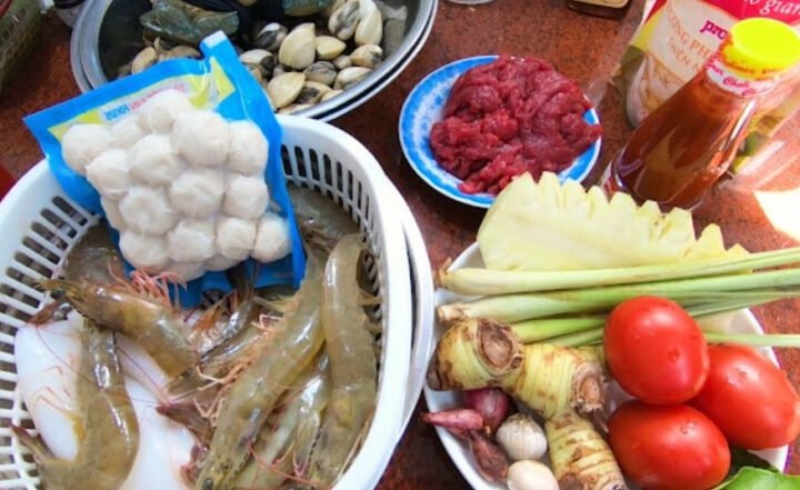 Các nguyên liệu tươi sống chuẩn bị cho món lẩu Thái hải sản thập cẩm