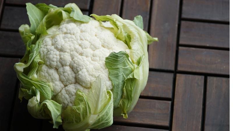 Các nhánh bông cải trắng tươi, minh họa giá trị dinh dưỡng phong phú