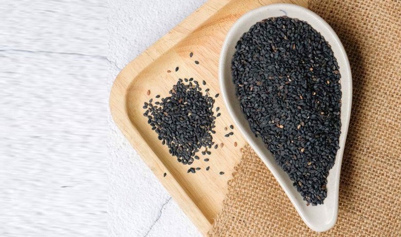 Các thành phần cần thiết để nấu chè mè đen bột sắn dây