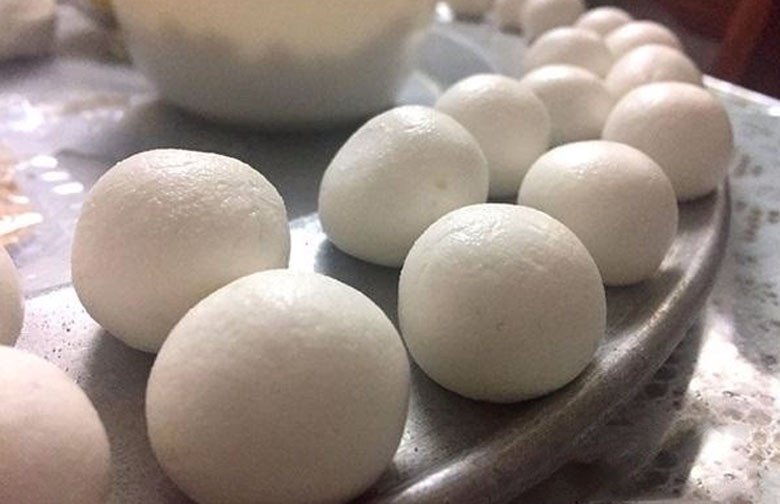 Các viên bánh chè trôi nước nhân mặn đã được nặn tròn