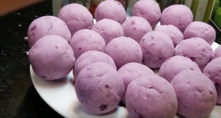 Các viên bánh khoai môn lệ phố đã được nặn tròn đều với nhân đậu xanh