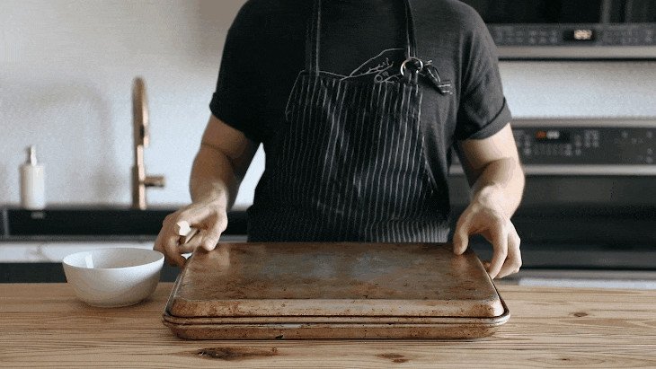 Các viên bột vỏ bánh hamburger đang ủ lần 2 trên khay