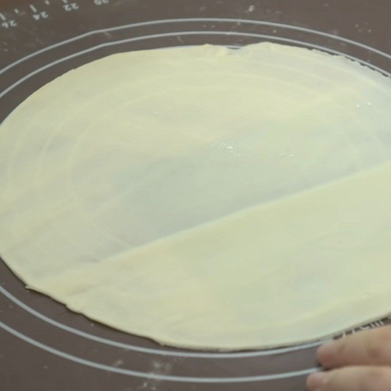 Các vỏ bánh tortilla đã cán mỏng sẵn sàng để nướng