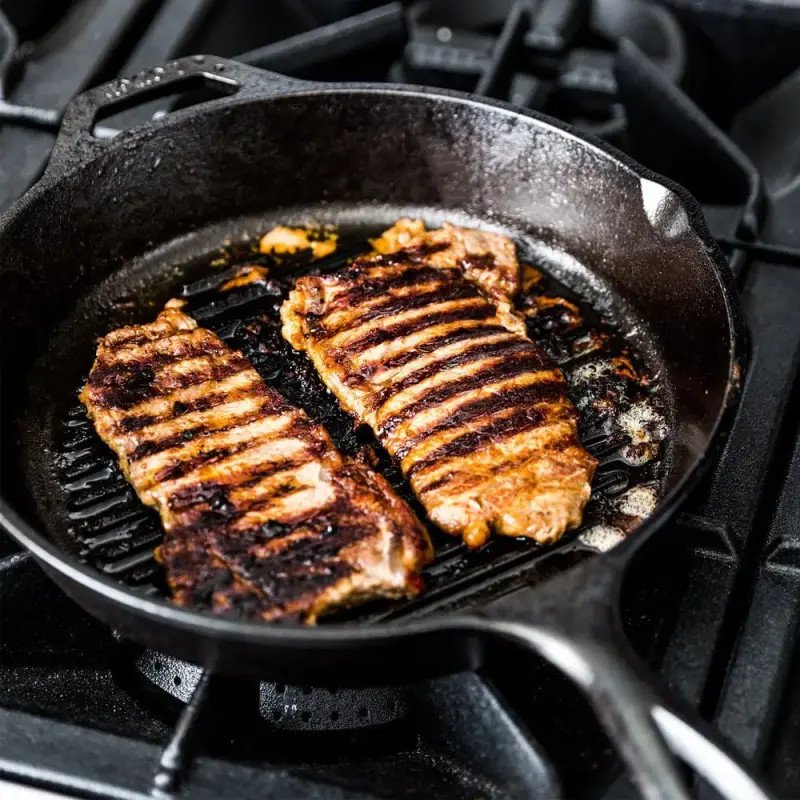 Cách áp chảo thịt bò đúng cách để tạo lớp vỏ vàng giòn.