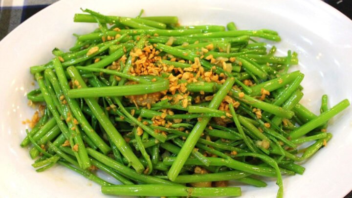 Cách chần rau muống giữ được màu xanh mướt tự nhiên