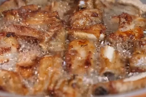 Cách chiên sườn heo giòn rụm trước khi xào chua ngọt