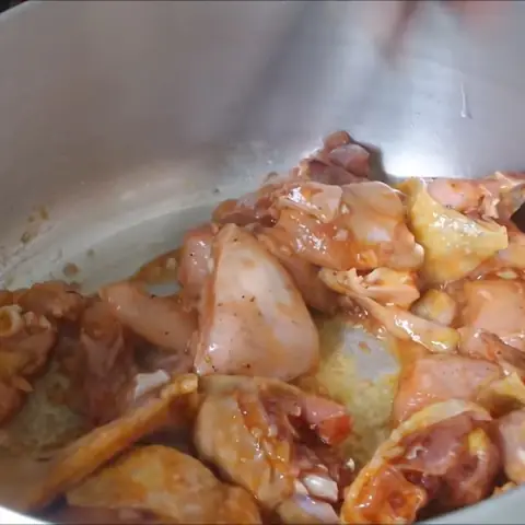 Cách Nấu Gà Với Cá Mòi Ngon Đậm Đà Chuẩn Vị Việt