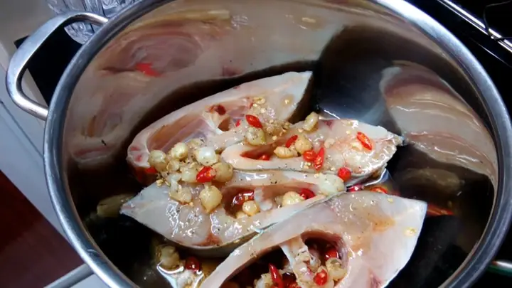 Hướng Dẫn Chi Tiết Cách Kho Cá Bằng Nồi Nấu Chậm Ngon Đậm Đà Hướng Dẫn Chi Tiết Cách Kho Cá Bằng Nồi Nấu Chậm Ngon Đậm Đà