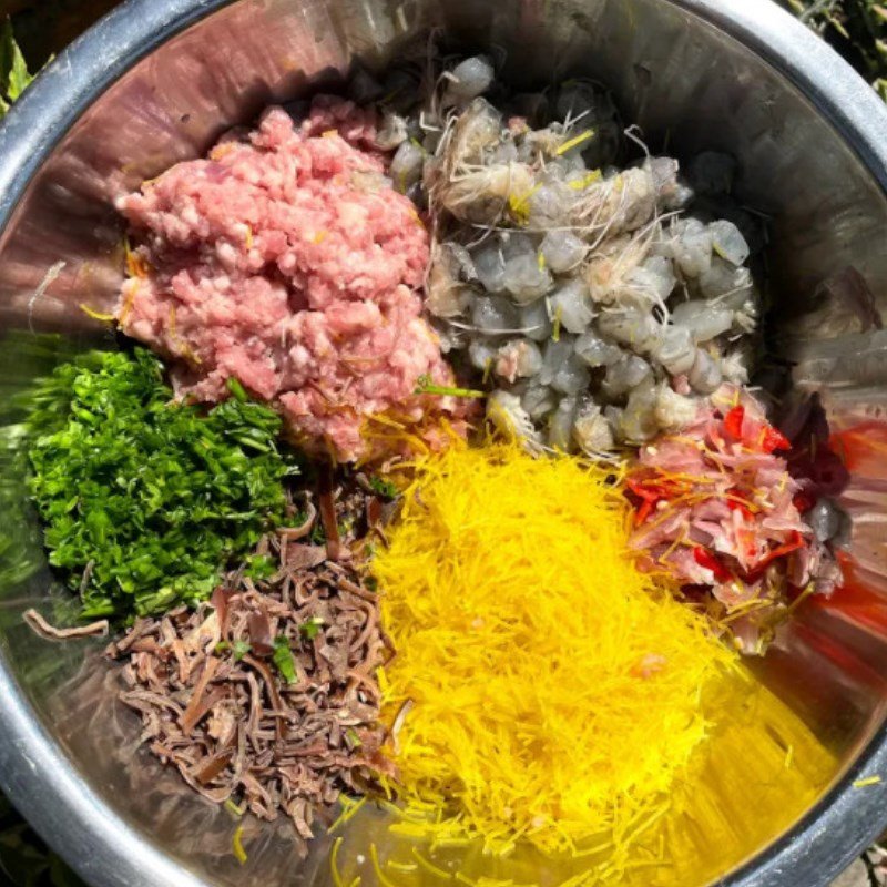 cách làm chả giò tôm thịt để tủ lạnh - ướp và trộn nhân